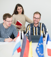 3 personnes et drapeaux